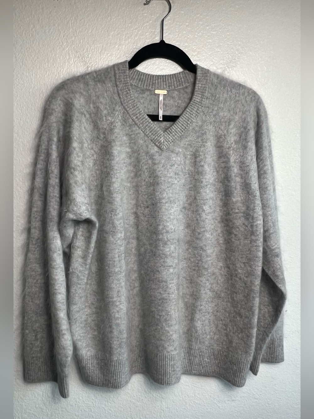 Free People V- Neck Cashmere Sweater Light Gray M NWOT - Picture 3 of 8